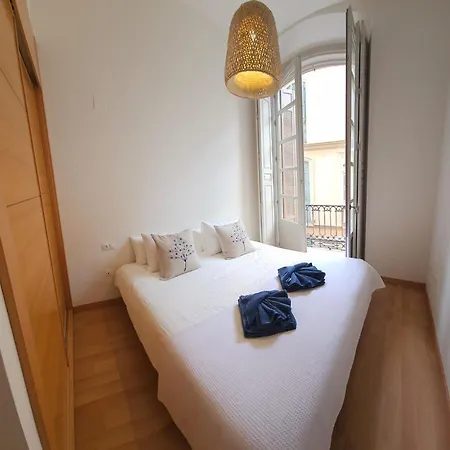 Nino De Guevara's Andalusian Charm: The Essence Of City Center Apartamento *